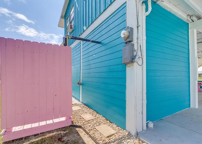 1 Mi To Ocean: Colorful Freeport Beach Rental!