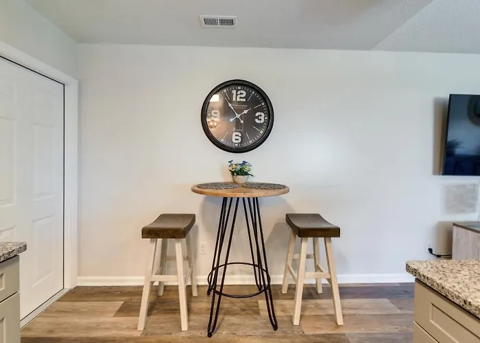 Updated Hubert Vacation Rental 5 Mi To Beaches!