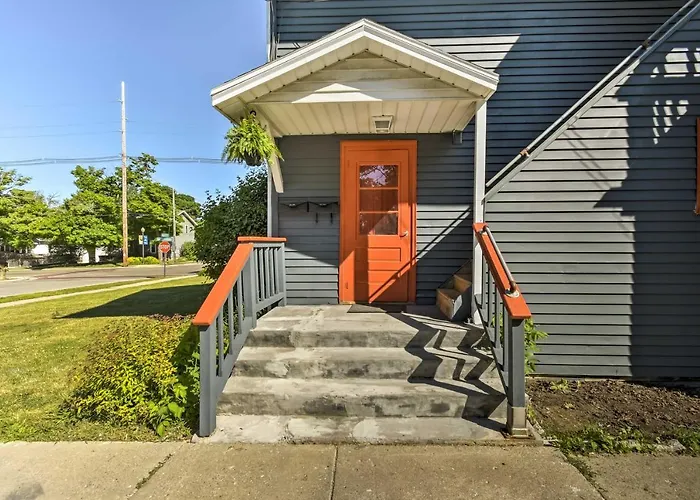 Walk To Dtwn Shops & Eats: Sturgeon Bay Retreat