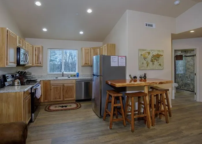 Cozy Cub Cabin Near Yosemite