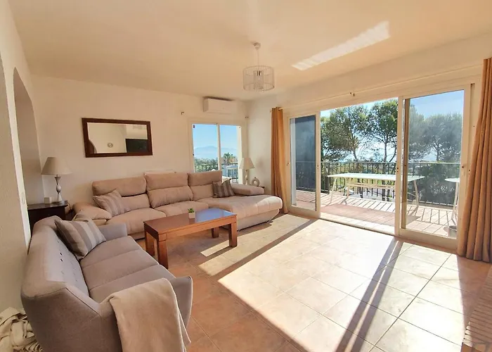 Seaside Villa: 5-Bedroom Retreat with Pool and Ocean Views