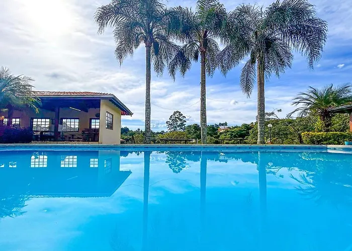 Casa de campo c piscina e natureza em Mairinque SP