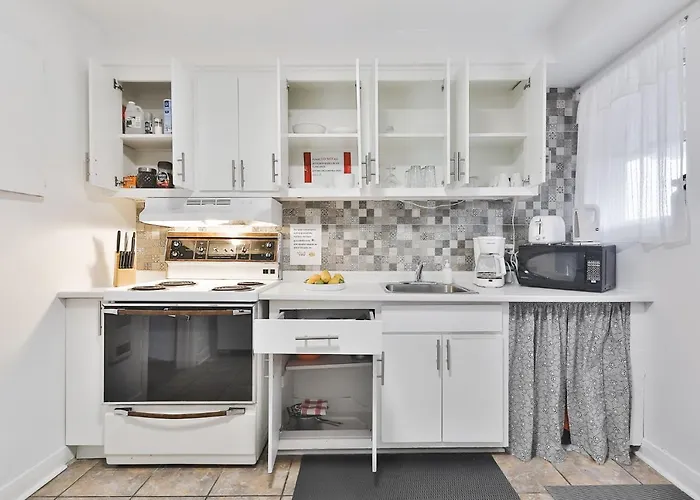 Comfortable 2-Bedroom Apartment - Free And Plentiful Parking - 10 Minutes To Airport And 15 Minutes To Downtown Montreal - Near Popular Waterfront Restaurants - Located In Beautiful Lachine