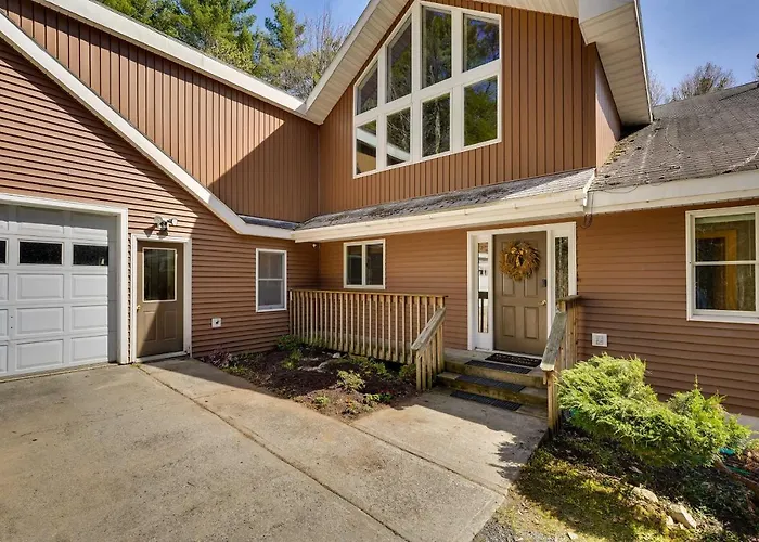 Lake George Oasis W/ 9 Acres, Hot Tub & Game Room!