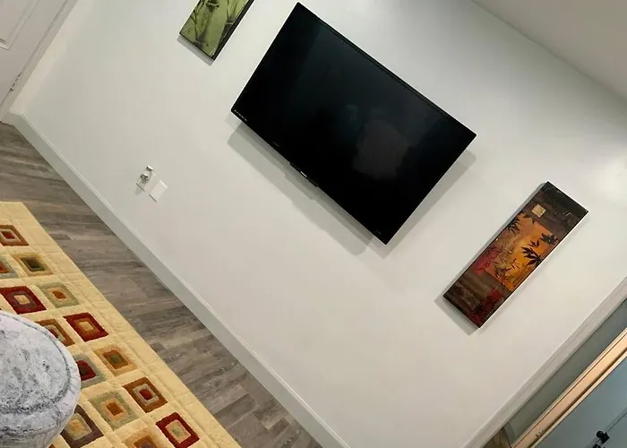 Serene And Modern 5 Location, Queen Bed, Parking