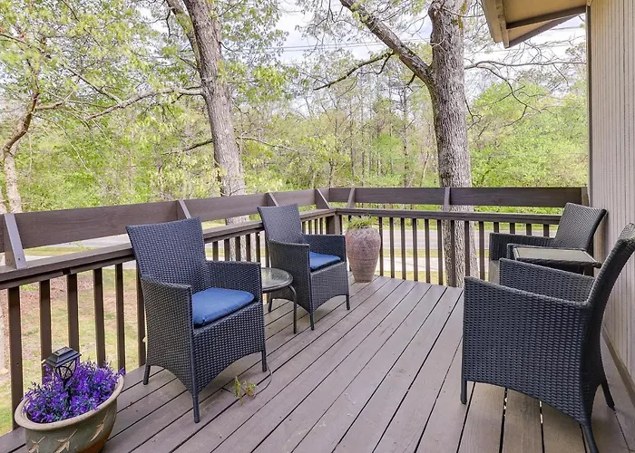 Bella Vista Townhome W/ Deck Near Back 40 Trails!
