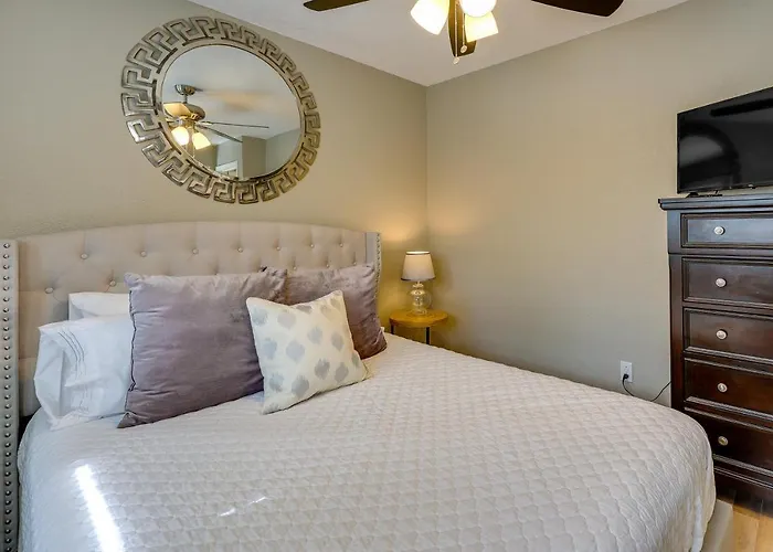 Bella Vista Townhome W/ Deck Near Back 40 Trails!