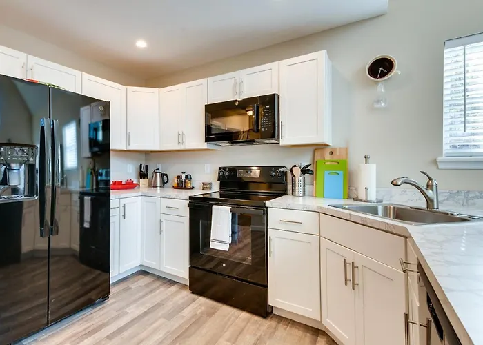 Hike & Ski: Pocono Lake Home W/ Community Perks!