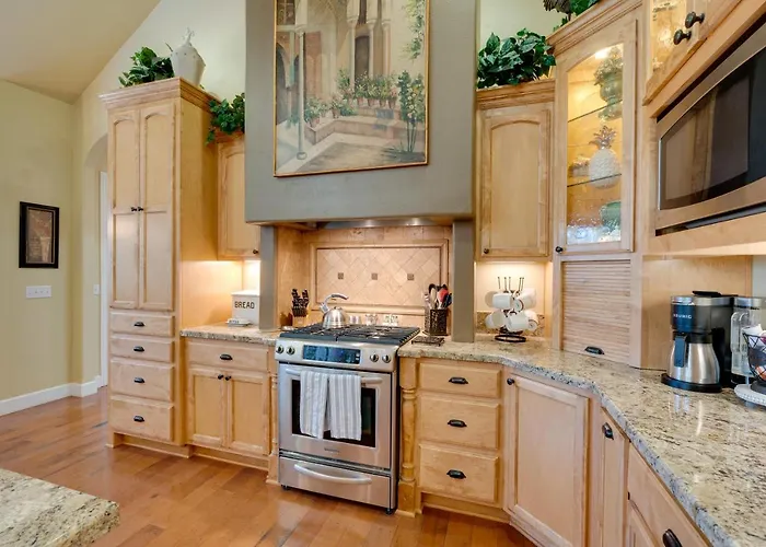 Furnished Decks & Grill: Peaceful Pioneer Home!