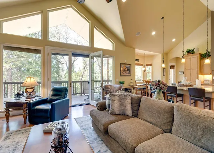 Furnished Decks & Grill: Peaceful Pioneer Home!