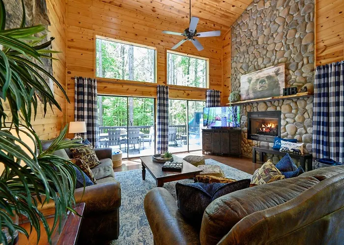 Hickory Bear Cabin: Pines, Hot Tub & Family Fun