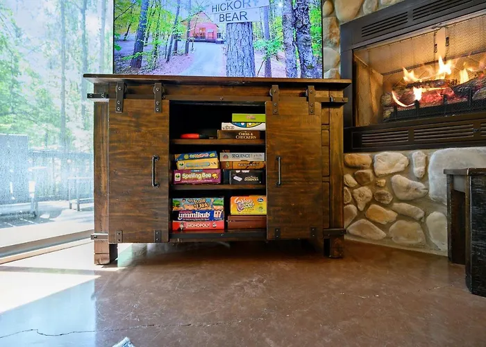 Hickory Bear Cabin: Pines, Hot Tub & Family Fun