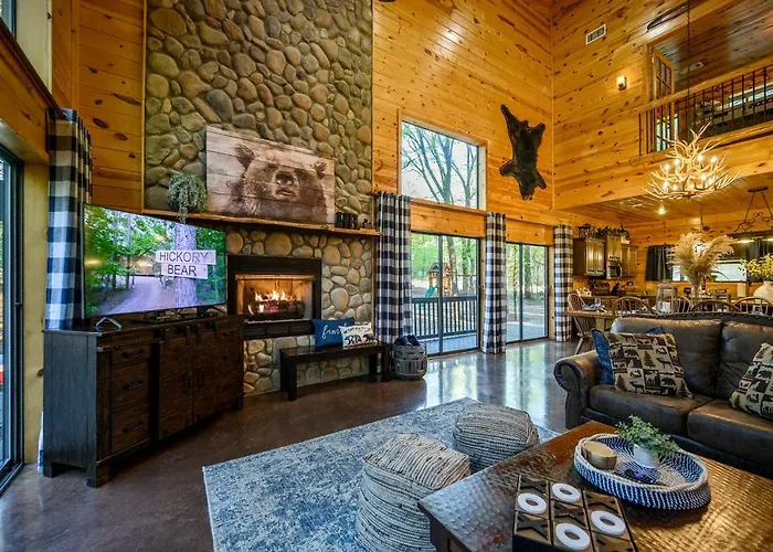 Hickory Bear Cabin: Pines, Hot Tub & Family Fun