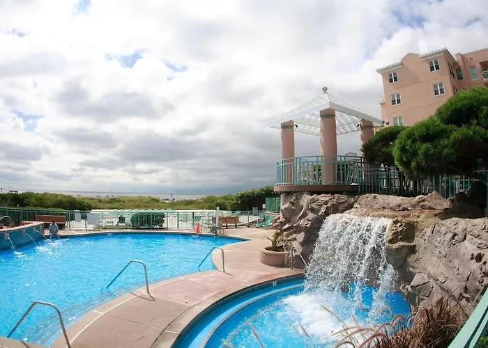 1B/1B Condo With Ocean Views, Resort Style, Free Wifi, Few Steps To The Beach!!