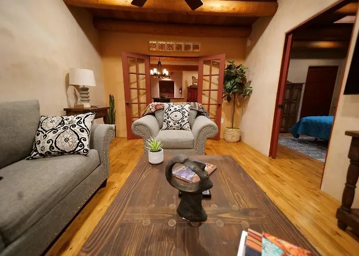 Santa Fe Oasis: Cozy Retreat with Hot Tub Near Town Square
