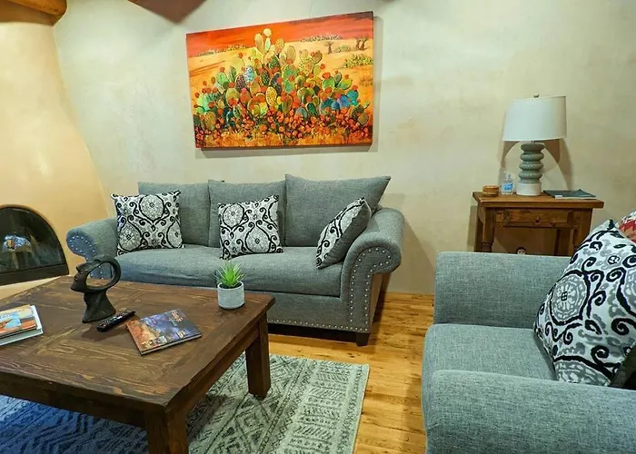 Santa Fe Oasis: Cozy Retreat with Hot Tub Near Town Square