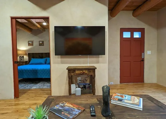 Santa Fe Oasis: Cozy Retreat with Hot Tub Near Town Square