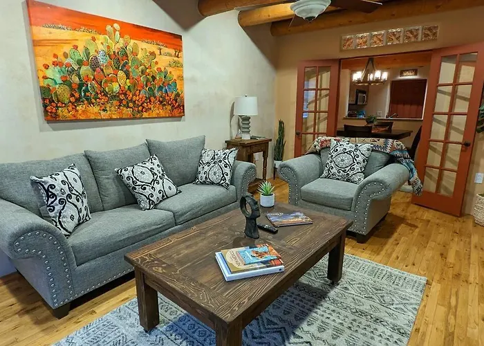 Santa Fe Oasis: Cozy Retreat with Hot Tub Near Town Square