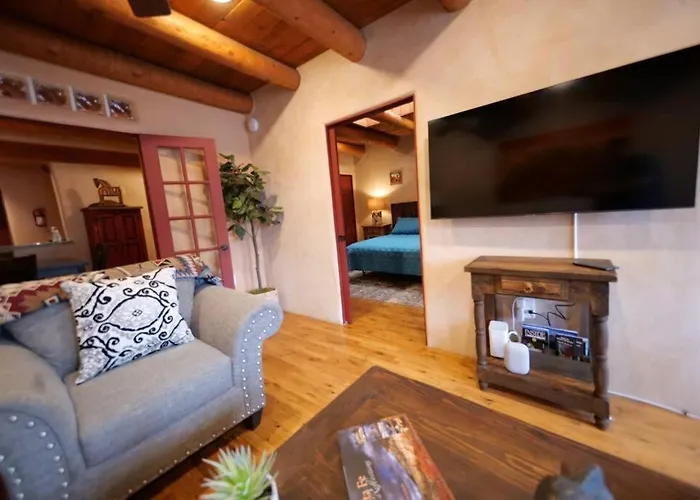 Santa Fe Oasis: Cozy Retreat with Hot Tub Near Town Square
