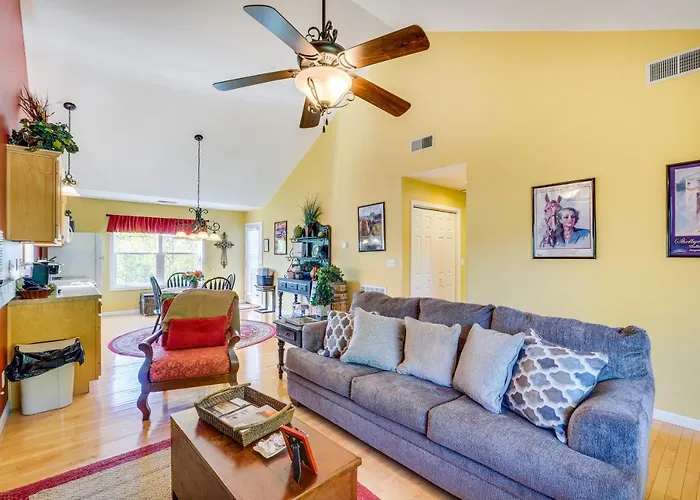 Lake-View Kentucky Getaway W/ Resort Amenities!