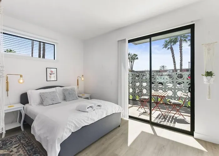 Large Studio Rooftop & Poolside - Walk To Old Town