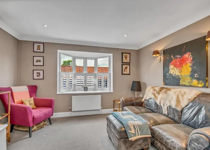 Stylish 3 Bedroom Townhouse For 5 Guests, Set In The Medieval Grid With Off Street Parking