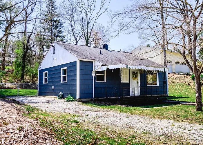 Urban Cottage: Homey & Convenient
