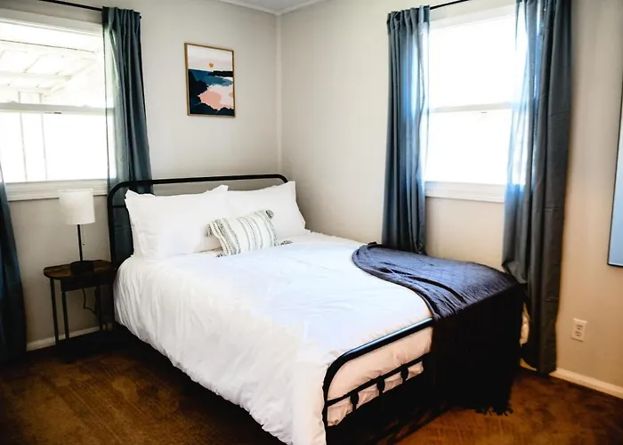 Urban Cottage: Homey & Convenient