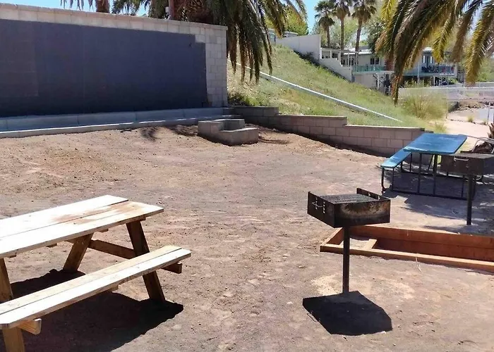 3 Bedroom, 2 Bath 1 Min Walk To The Beach
