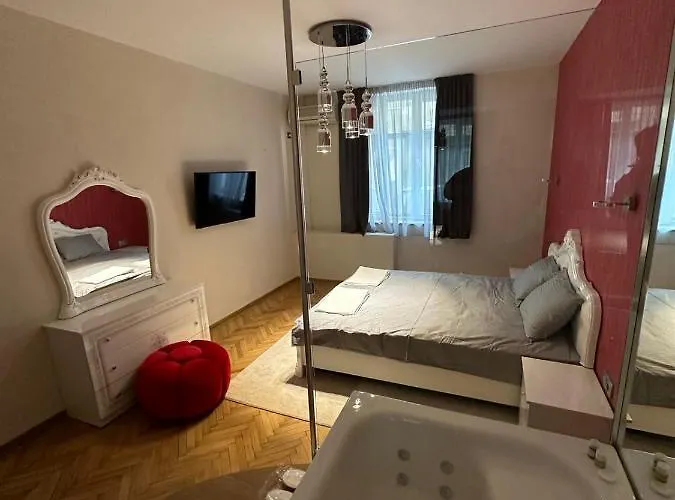Lux Apartments Top Center