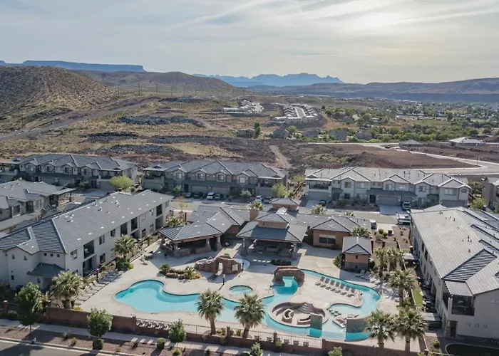 The Pad Spacious Luxury Retreat Sleeps 23, Private Pool, Spa, Game Room And More