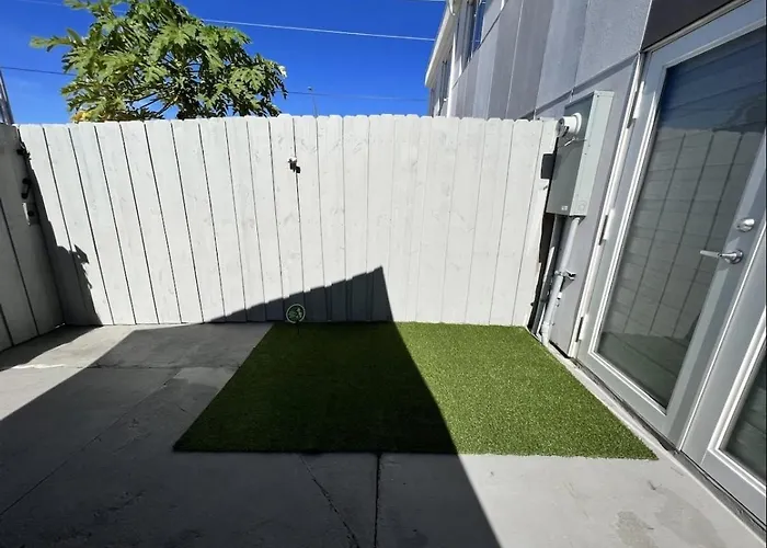 Modern Townhouse With Terrace!