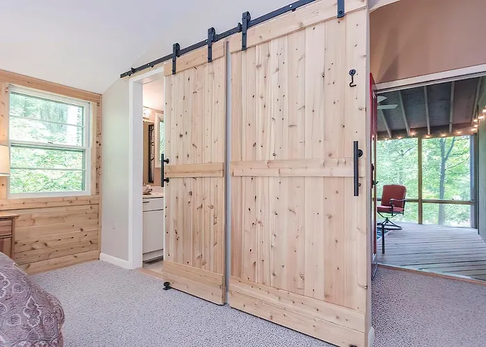 Secluded Oasis W Hot Tub, Screened-In Porch, Wifi!