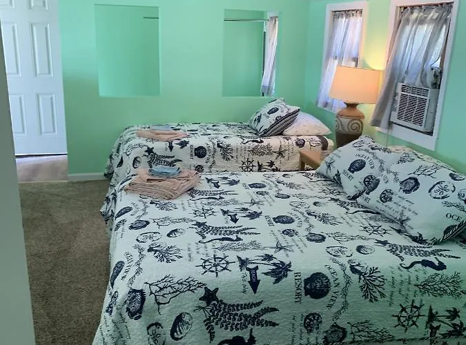 The Boat House - Water Front, Wifi, Pet Friendly Home