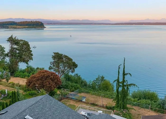 Views, Seclusion, Cozy Island Comfort