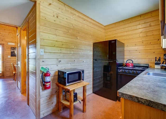 Lakefront Columbia Cabin W/ Porch & Shared Dock