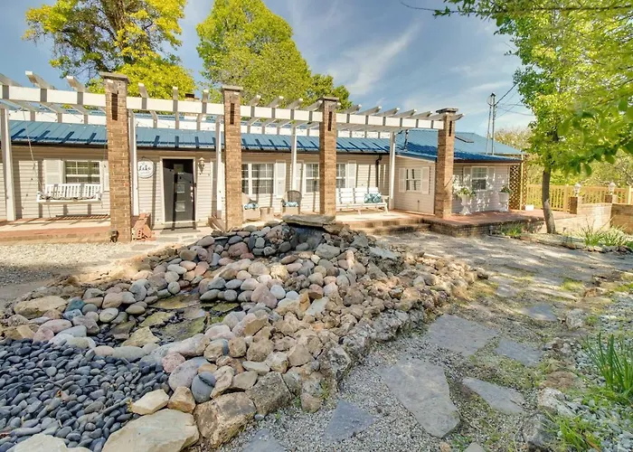 Charming Mountain Home Retreat: Walk To Marina!