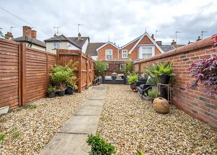Stylish 3 Bedroom Townhouse For 5 Guests, Set In The Medieval Grid With Off Street Parking