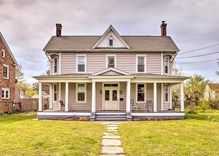 Family-Friendly Cambridge Home W/ Fire Pit!
