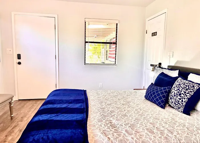 Upgraded, Stylish & Comfy 1 Bedroom/1 Bath Studio