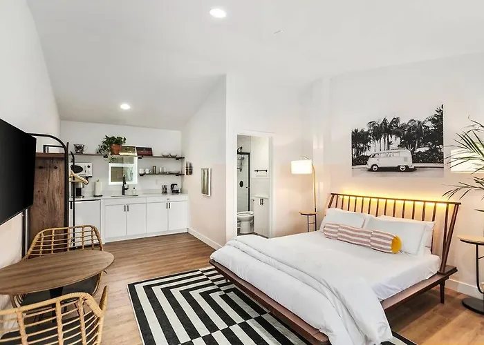 Mokulua Studio Suite. Hoʻoluʻolu