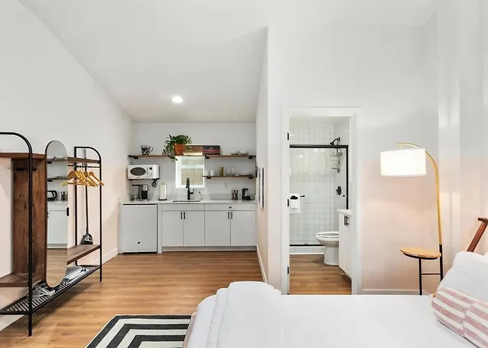 Mokulua Studio Suite. Hoʻoluʻolu