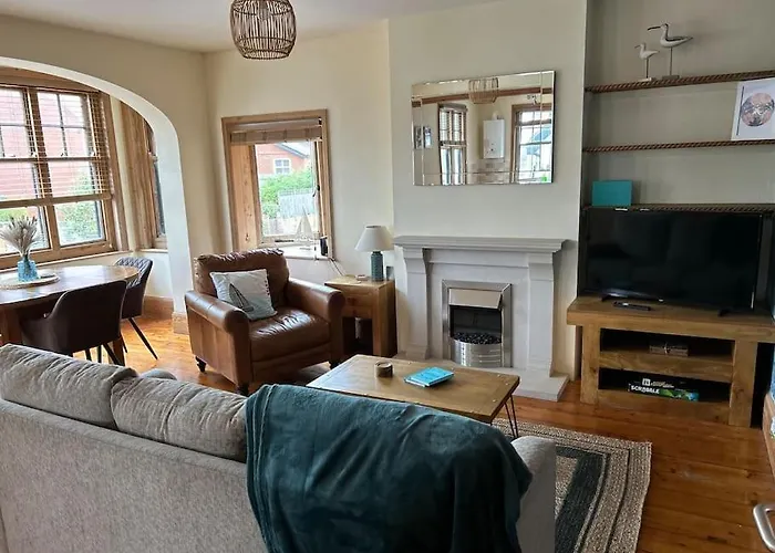 Bright, Spacious Flat Close To Beach, Cliff Road