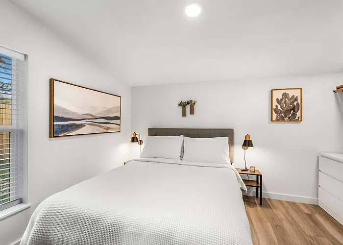 New! The Yellow Door- Downtown Wimberley W/ River Access