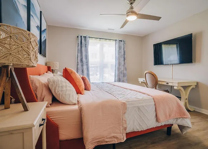 City Retreat - 4 Bedroom Oasis With King & Private Yard Near Downtown