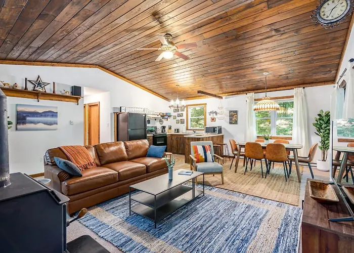 Tucked Away W Hot Tub, Fire Pit, Deck, & Wifi