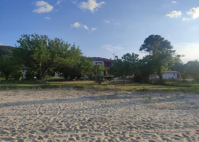 Bright, Beachfront Apartment With Free Parking And Garden