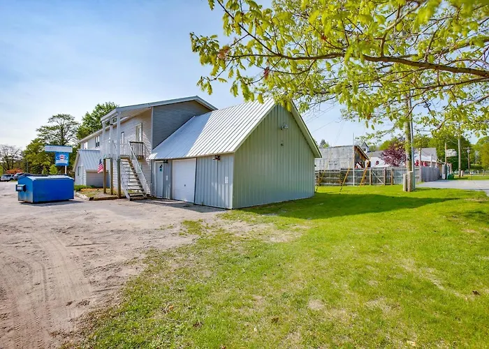 Charming Lake Ann Apartment - Walkable Location!