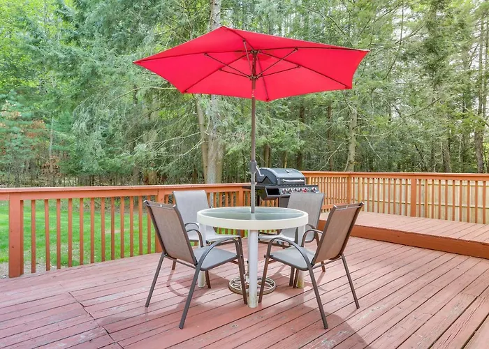 Charming Swan Lake Apartment W/ Deck!