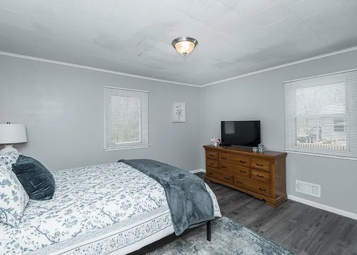 3 Bedroom Showstopper Near Mayo Clinic